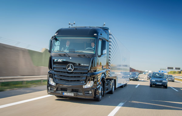 Mercedes-Benz Actros sa automatskim upravljanjem na auto-putu 