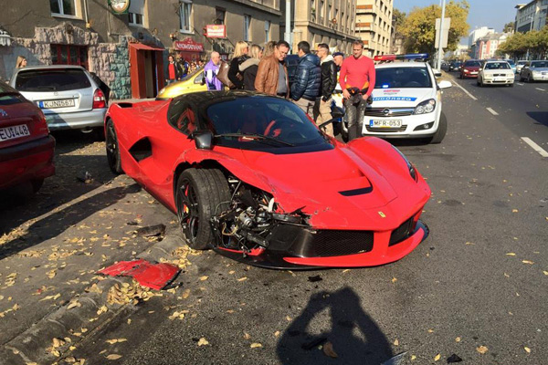 Neeeeee! Slupao LaFerrari u centru Budimpešte (FOTO)