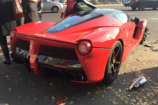 Neeeeee! Slupao LaFerrari u centru Budimpešte (FOTO)