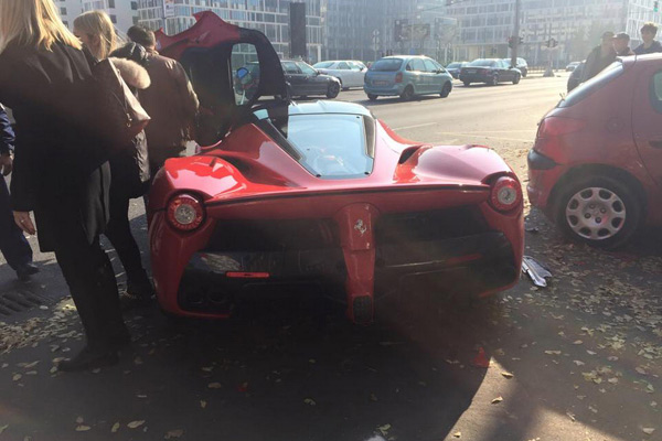 Neeeeee! Slupao LaFerrari u centru Budimpešte (FOTO)