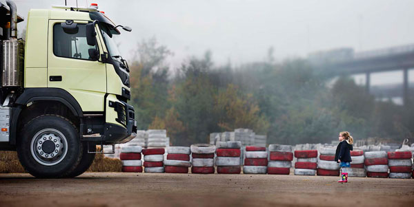 Četvorogodišnja Sophie testira kamion FMX (FOTO + VIDEO)