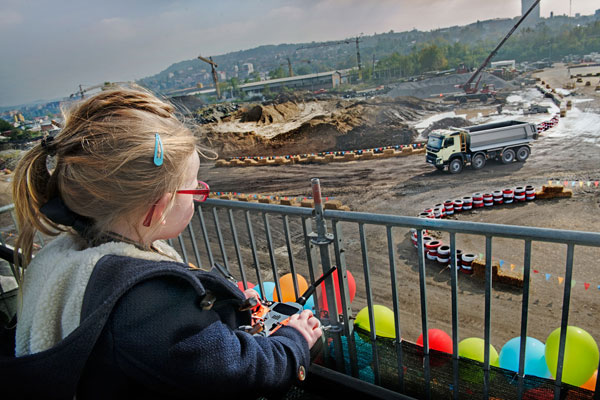 Četvorogodišnja Sophie testira kamion FMX (FOTO + VIDEO)