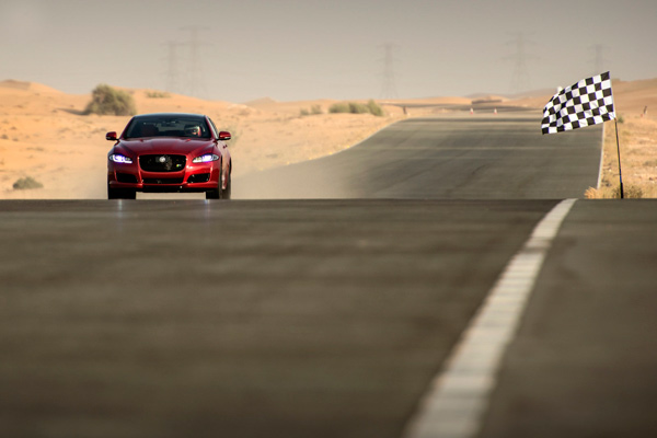 Video: Ko je brži - Jaguar XJR ili čovek sa krilima i mlaznim motorima?