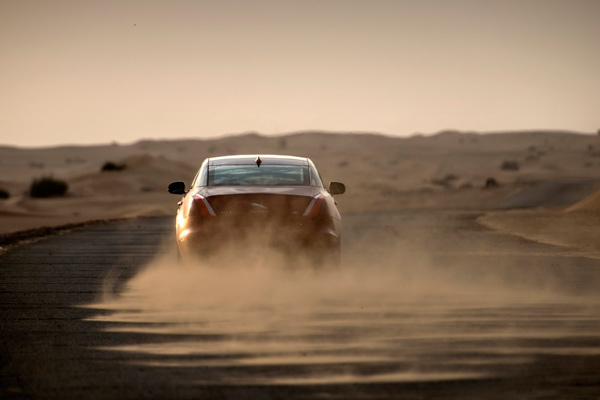 Video: Ko je brži - Jaguar XJR ili čovek sa krilima i mlaznim motorima?
