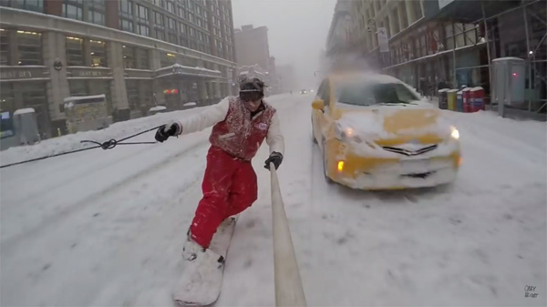 Snowboardom po zavejanom New Yorku (VIDEO)
