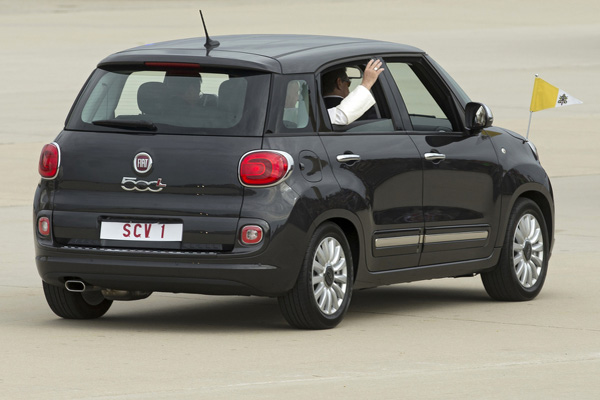 Papin Fiat 500L prodat za 82.000 dolara