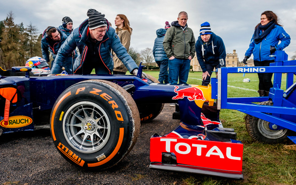 Formula 1 bolid protiv ragbi tima - ko je jači? (FOTO)