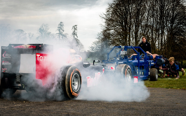 Formula 1 bolid protiv ragbi tima - ko je jači? (FOTO)