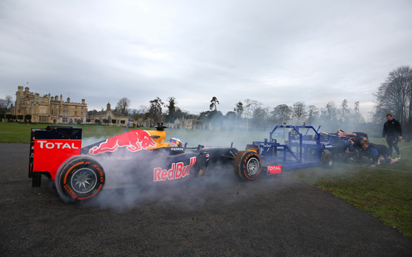 Formula 1 bolid protiv ragbi tima - ko je jači? (FOTO)