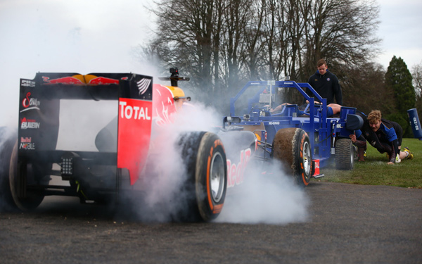 Formula 1 bolid protiv ragbi tima - ko je jači? (FOTO)