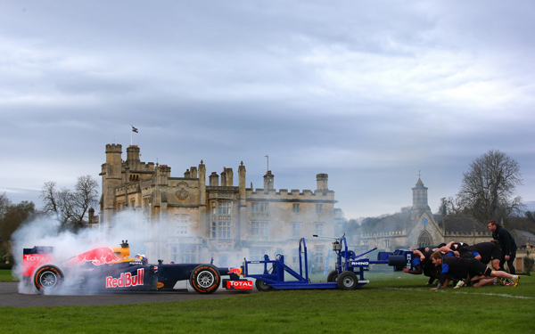 Formula 1 bolid protiv ragbi tima - ko je jači? (FOTO)