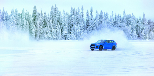 Jaguar F-Pace na ledu i Žoze Morinjo za volanom (FOTO)