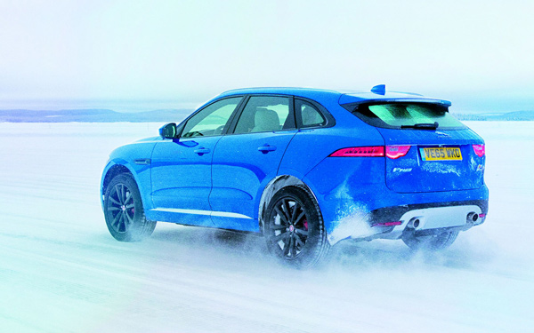 Jaguar F-Pace na ledu i Žoze Morinjo za volanom (FOTO)