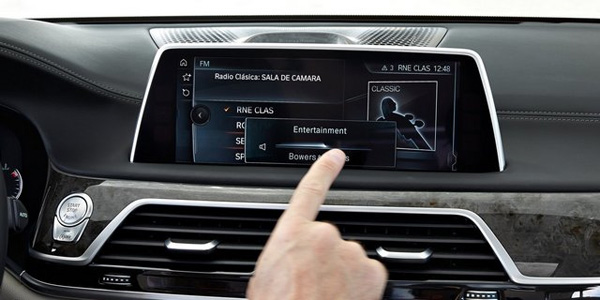 BMW X5 i X6 dobijaju displej osetljiv na dodir za kontrolu iDrive sistema