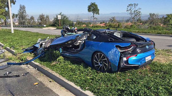 Mikser za beton udario u BMW i8 - posledice pogledajte na fotografijama