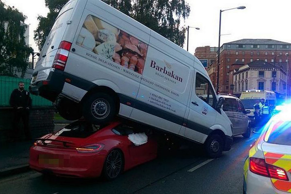 Kada Porsche Cayman udari u kombi, dogodi se ovo (FOTO)