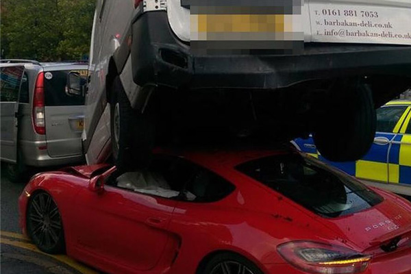 Kada Porsche Cayman udari u kombi, dogodi se ovo (FOTO)