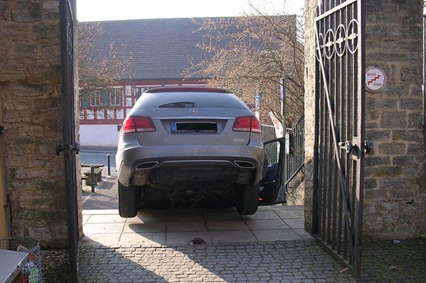 Vozač Mercedesa E-Klase malo pogrešio put (FOTO)