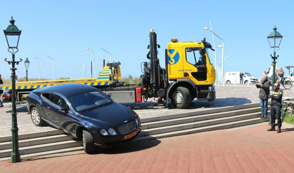 Šta mislite, šta je ovaj čovek hteo da uradi? (FOTO)