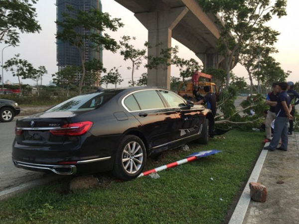 Hteo je da isproba novi BMW serije 7, ali ga je slupao (FOTO)