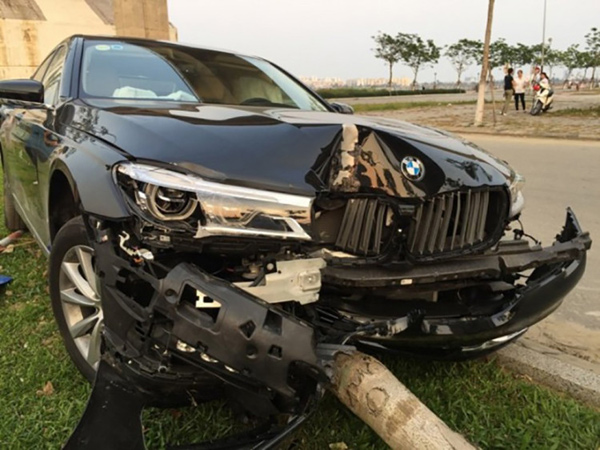 Hteo je da isproba novi BMW serije 7, ali ga je slupao (FOTO)