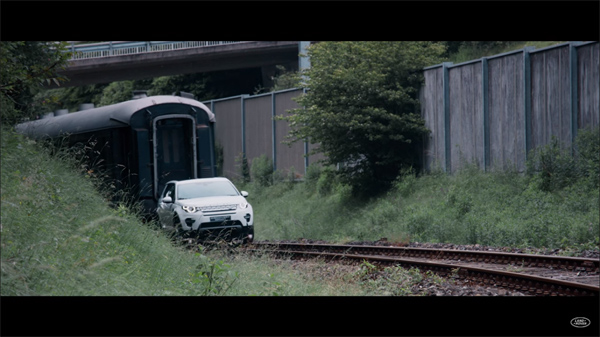 Umesto lokomotive, voz je povukao Land Rover Discovery Sport (VIDEO)
