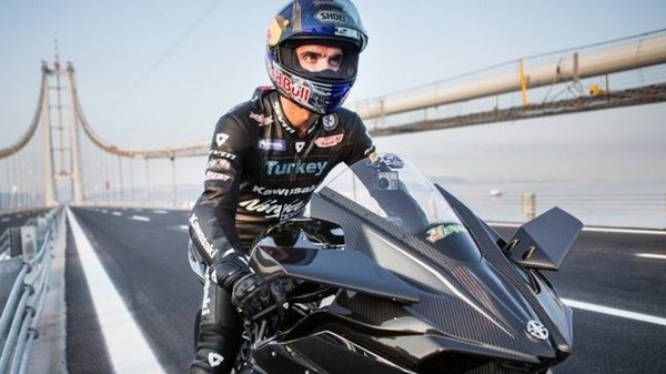 Pogledajte kako izgleda 400 km/h na motociklu (VIDEO)