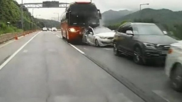 Stravičan udes autobusa i kolone automobila (VIDEO)