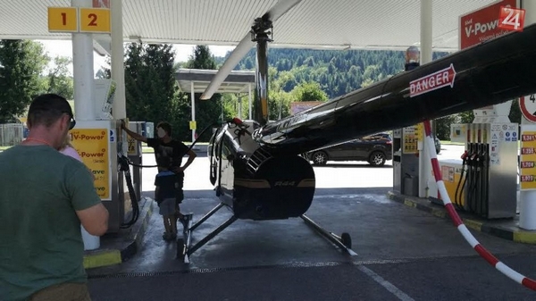 Helikopterom stigao na benzinsku pumpu, nestalo mu goriva (FOTO)