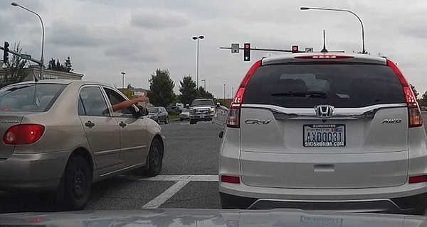 Ova žena je uspela svojim automobilom da pregazi samu sebe (VIDEO)