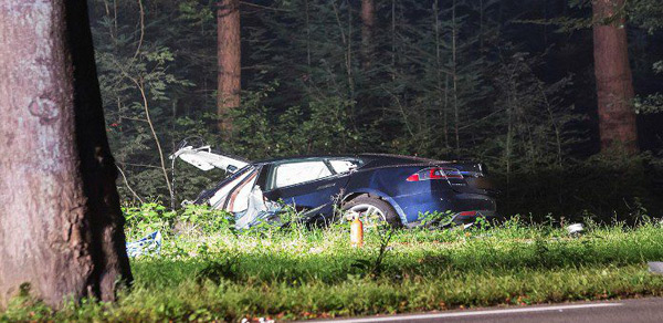 Nova tragedija u automobilu Tesla - probleme imali i vatrogasci (foto)