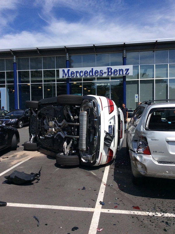 Dama je došla da isproba Mercedes - posle 6 sekundi desilo se ovo!