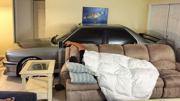 Ovaj dečko spava sa svojim automobilom u sobi (FOTO)