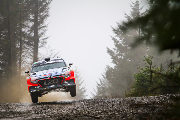 Wales Rally GB 2016 - Ogier u vođstvu, Tanak mu za petama u finišu