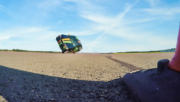 Ovo je najbrža vožnja automobila na dva točka (foto+video)