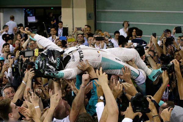 F1 Abu Dhabi - Hamilton se služio trikovima, ali Rosberg je šampion sveta!