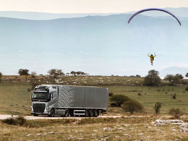 Od ovoga zastaje dah - Volvo kamion vuče paraglajdera (FOTO + VIDEO)