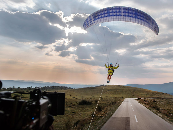 Od ovoga zastaje dah - Volvo kamion vuče paraglajdera (FOTO + VIDEO)