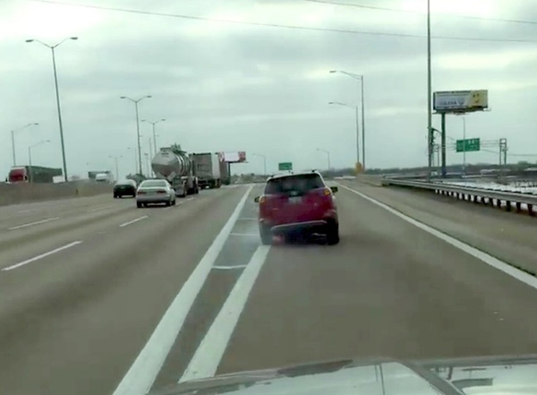 Nećete verovati šta je uradila ova dama za volanom Toyote RAV4 (VIDEO)