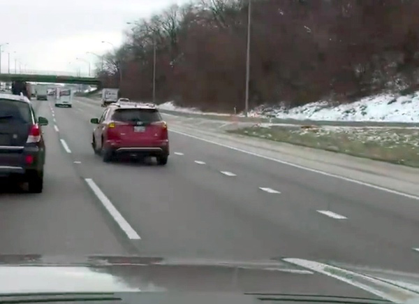 Nećete verovati šta je uradila ova dama za volanom Toyote RAV4 (VIDEO)