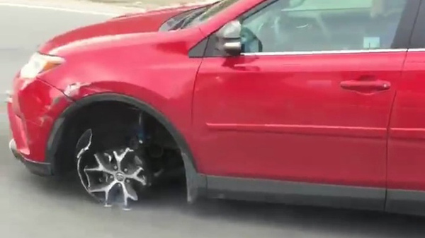 Nećete verovati šta je uradila ova dama za volanom Toyote RAV4 (VIDEO)