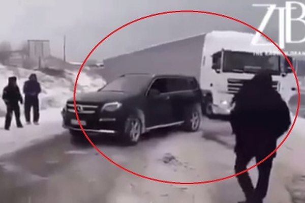 Veliki SUV izvukao zaglavljen šleper na putu (VIDEO)