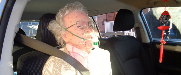 Pokušali su da oslobode smrznutu bakicu iz auta - a onda šok! (FOTO)