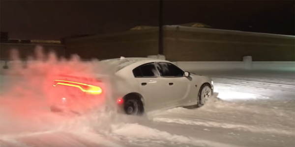 Dodge Charger Hellcat u dubokom snegu - zimske čarolije