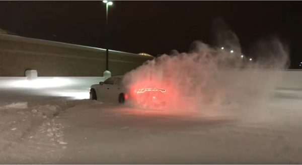 Dodge Charger Hellcat u dubokom snegu - zimske čarolije
