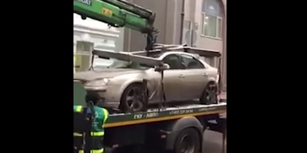 Da ne poveruješ! Čovek je loše parkirao, a oni mu unuštili auto (VIDEO)