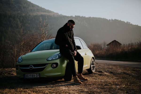 Pravi izazov: VELIKI ČOVEK, MALI AUTOMOBIL