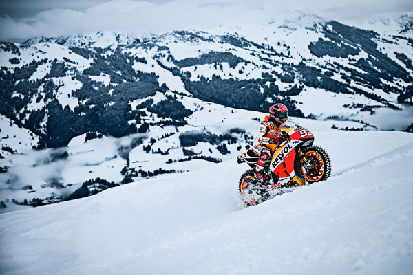 Vožnja motocikla po snegu? Za ovog momka to nije problem (foto+video)