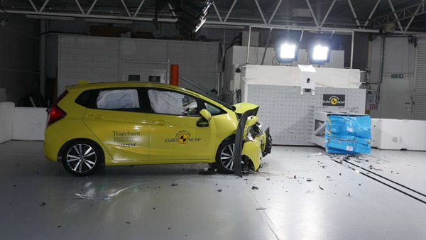 Zašto kupiti novi auto? Ovaj crash test pokazuje evoluciju od 20 godina (VIDEO)