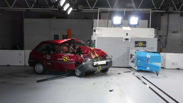 Zašto kupiti novi auto? Ovaj crash test pokazuje evoluciju od 20 godina (VIDEO)